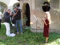 Helenka na  flétnu zahrála v klášterní zahradě 