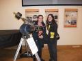Helena a Anna sledují astronomický dalekohled