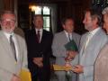 Profesor Bejček přebírá cenu Josefa Hlávky